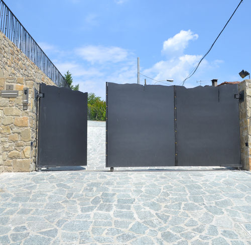 Cancello battente - 2 - Tessaro Group - in ferro battuto / a pannello / per uso residenziale