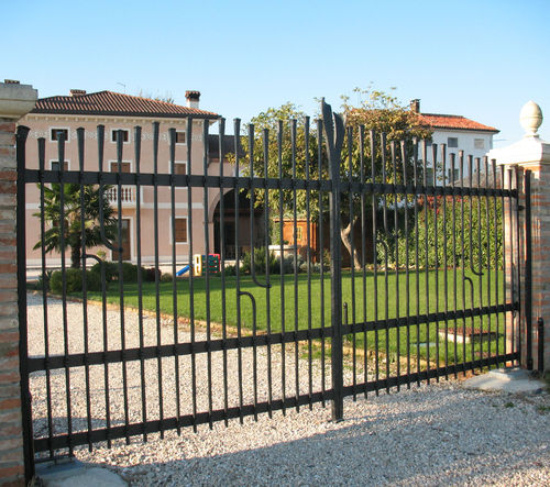 Cancello battente - 6 - Tessaro Group - in ferro battuto / a sbarre / per uso residenziale