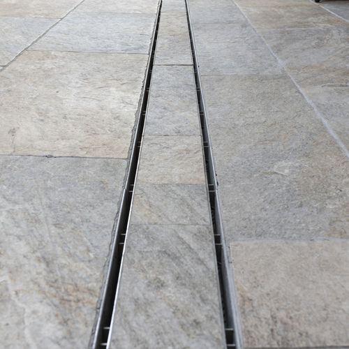 Canaletta a fessura laterale - PAVTEC - MONSUN GmbH - griglia in acciaio galvanizzato / griglia in acciaio inox / per facciata