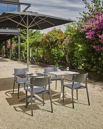 Tavolo da bistrot contemporaneo - QUATRO - Ezpeleta - in alluminio / in polipropilene / quadrato