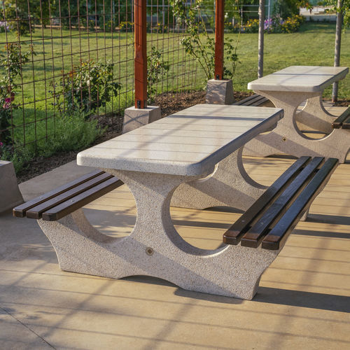 Tavolo da picnic contemporaneo - 116 - Encho Enchev - ETE - in iroko / in bambù / con base in calcestruzzo fibrorinforzato