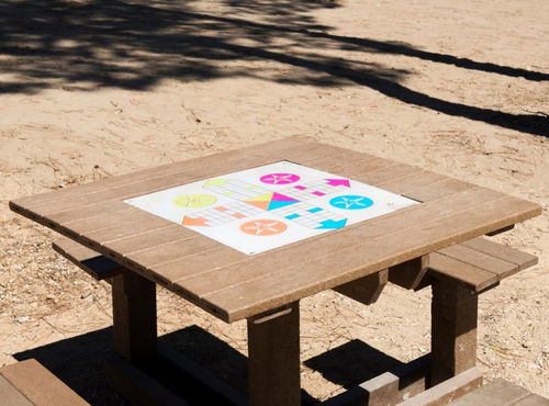 Tavolo da gioco per bambini per esterni - Sesimbra - Extruplas - contemporaneo / per parco giochi / in plastica riciclata