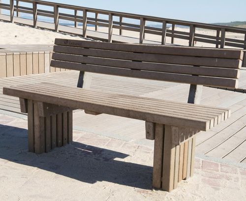 Panca per spazi pubblici contemporanea - Estremadura  - Extruplas - in plastica riciclata / con schienale / senza braccioli