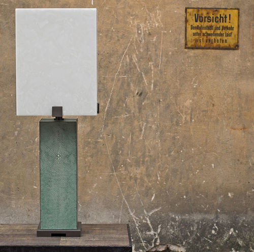 Lampada da tavolo - THÉ GALUCHAT - Atelier Stefan Leo - in metallo / in galuchat / contemporanea