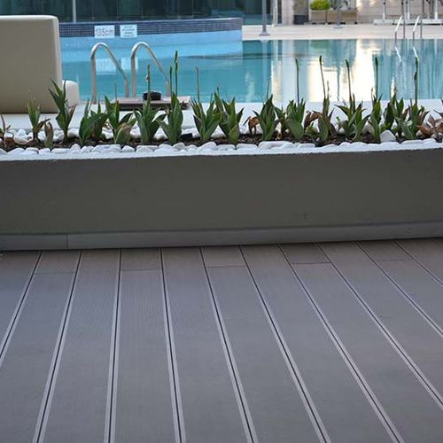Listone per esterno in composito - DL - Mekmar - aspetto legno / con scanalature / contract