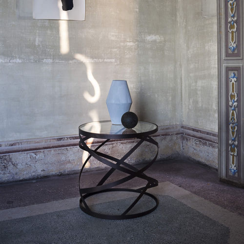 Tavolo d'appoggio contemporaneo - Ariel  - TOM FAULKNER - in vetro / in marmo / con supporto in acciaio