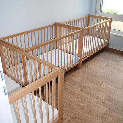 Letto per neonato contemporaneo - DE BREUYN - in legno / per asilo nido