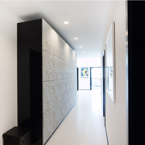 Armadio contemporaneo - Luis Design - in legno laccato brillante / in marmo / con ante battenti