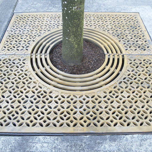 Griglia per alberi quadrata - INTERLAKEN - IX36-36I99TG	 - IRON AGE DESIGNS - in ghisa