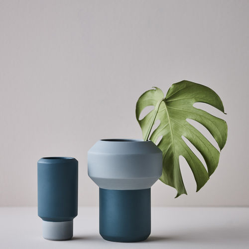 Vaso contemporaneo - FUMARIO - lucie kaas - in ceramica / blu