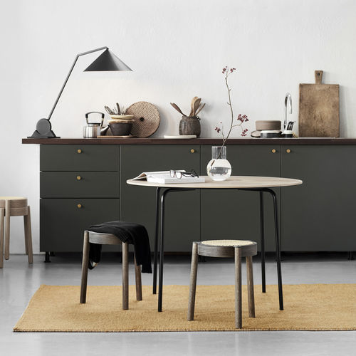 Tavolo contemporaneo - CAMP - Northern - in rovere / in laminato / rotondo