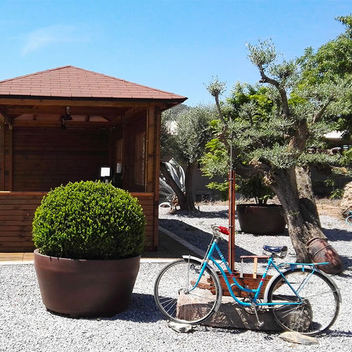 Vaso da giardino in polietilene rotostampato - Jumbo - PASQUINI & BINI - rotondo / per uso residenziale / marrone