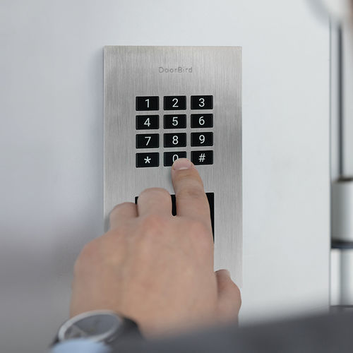 Sistema di controllo accessi centralizzato filtraggio degli ingressi - 423872059 - DoorBird - IP / con lettore RFID / per montaggio a filo