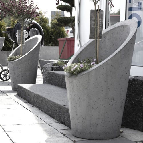 Fioriera in calcestruzzo - FLOWERPOT TAGLIO - Slabb - Architectural Concrete - conica / verticale / contemporanea