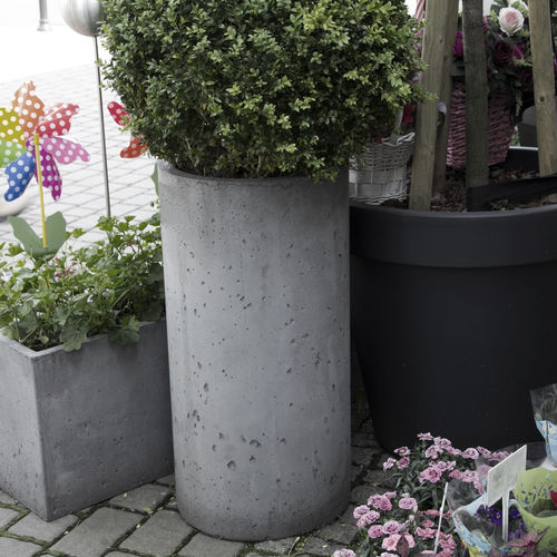 Fioriera in calcestruzzo - FLOWERPOT TOPPO - Slabb - Architectural Concrete - rotonda / verticale / contemporanea