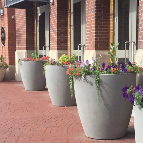 Vaso da giardino in fibra di vetro - DOWNTOWN  - Tournesol SITEWORKS - in CCV / rotondo / quadrato