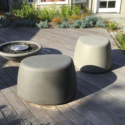 Sgabello design organico - PEBBLE - Tournesol SITEWORKS - in calcestruzzo / in CCV / cantilever