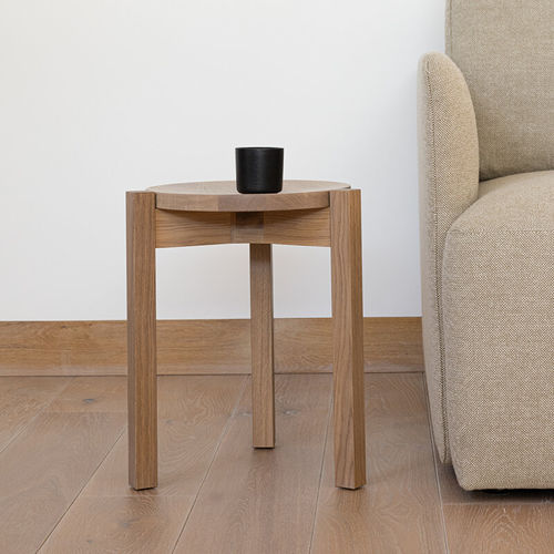 Sgabello contemporaneo - Base  - Studio H&K B.V. - in rovere / con supporto in legno / con 3 piedi