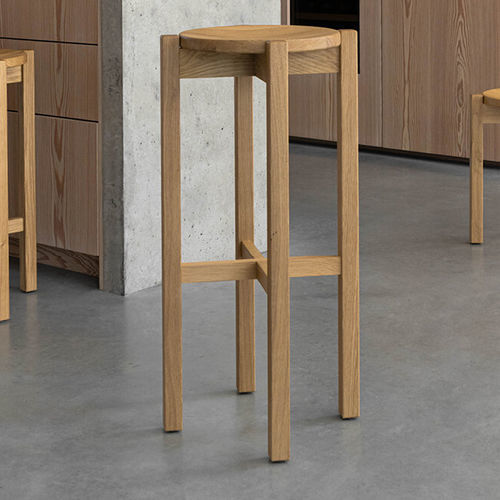 Sgabello da bar contemporaneo - Base  - Studio H&K B.V. - in rovere / con supporto in legno / con 4 gambe