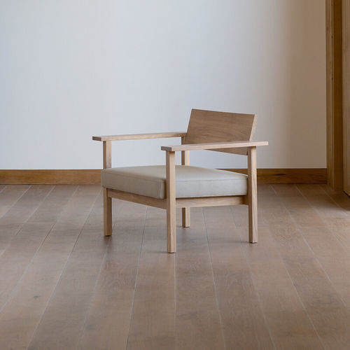 Poltrona contemporanea - Base  - Studio H&K B.V. - in tessuto / in rovere / con cuscino rimovibile