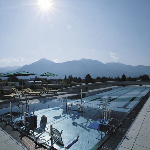 Piscina a straripamento - HOTEL PANORAMAHAUS - BERNDORF METALL- UND BÄDERBAU GMBH - coperta / da esterno / da interno