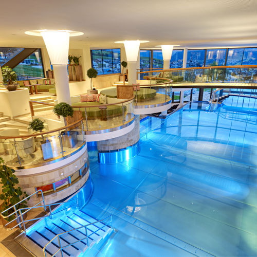 Piscina a straripamento - SCHLOSSHOTEL FISS - BERNDORF METALL- UND BÄDERBAU GMBH - coperta / da esterno / da interno