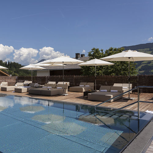 Piscina a straripamento - HOTEL HAIDACHHOF - BERNDORF METALL- UND BÄDERBAU GMBH - da esterno / contract / interrata