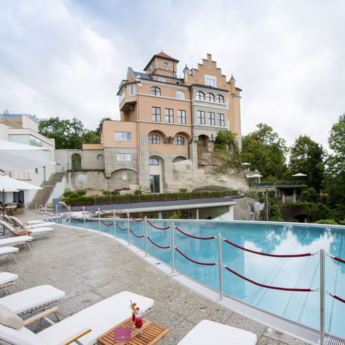 Piscina a straripamento - HOTEL SCHLOSS MÖNCHSTEIN - BERNDORF METALL- UND BÄDERBAU GMBH - da esterno / da interno / contract