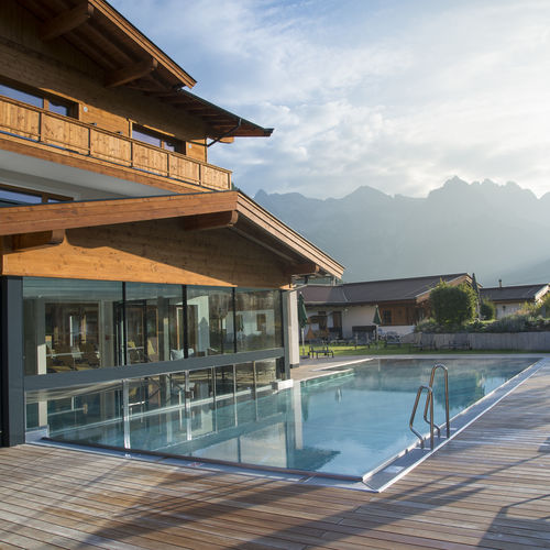 Piscina a straripamento - HOTEL KITZSPITZ - BERNDORF METALL- UND BÄDERBAU GMBH - coperta / da esterno / da interno