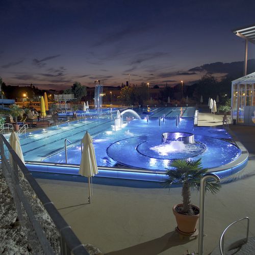 Piscina a straripamento - CAPRIMA - BERNDORF METALL- UND BÄDERBAU GMBH - su misura / da esterno / da interno