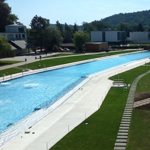 Piscina a straripamento - RIVI&Egrave;RA - BERNDORF METALL- UND BÄDERBAU GMBH - su misura / corridoio di nuoto / da esterno
