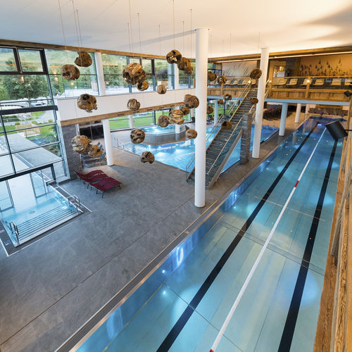 Piscina a straripamento - SPORTCAMP WOFERLGUT - BERNDORF METALL- UND BÄDERBAU GMBH - su misura / corridoio di nuoto / coperta