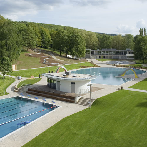 Piscina a straripamento - S&Uuml;DBAD TRIER - BERNDORF METALL- UND BÄDERBAU GMBH - da esterno / da interno / contract