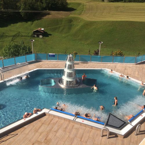 Piscina a straripamento - LEUKERBAD THERME - BERNDORF METALL- UND BÄDERBAU GMBH - su misura / da esterno / da interno