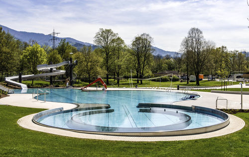 Piscina a straripamento - FREIBAD KOLLNAU - BERNDORF METALL- UND BÄDERBAU GMBH - su misura / da esterno / da interno