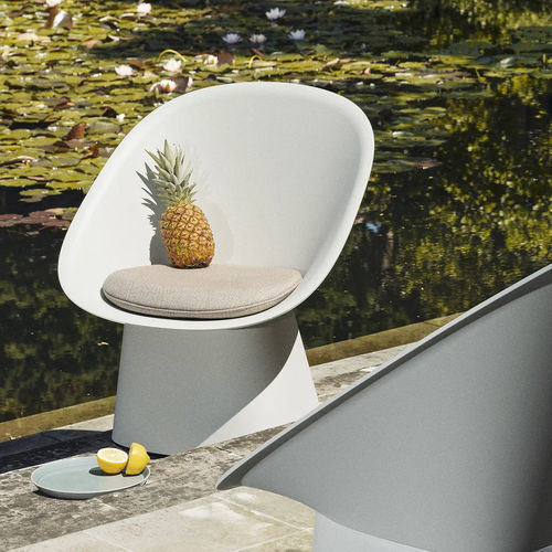 Poltrona contemporanea - Sensu - TOOU - in Sunbrella® / in plastica / con cuscino rimovibile