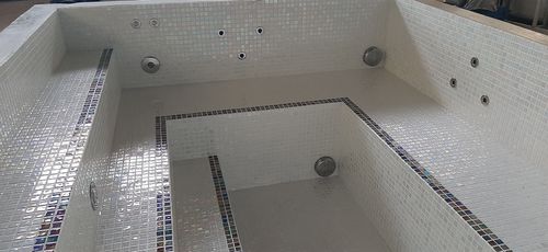 Spa da incasso per nuoto controcorrente - TILESTONE CITY SPA 2.5x2.0 - Tilestone Pools one piece tiled pools - fuoriterra / rettangolare / multiposto