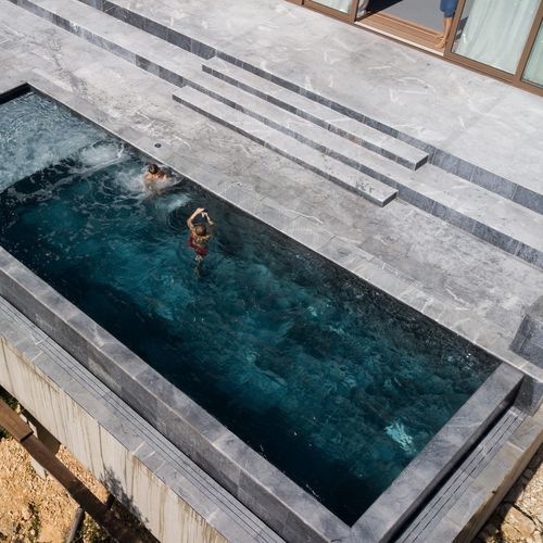 Piscina a straripamento - Tilestone Pools one piece tiled pools - da esterno / interrata / in calcestruzzo