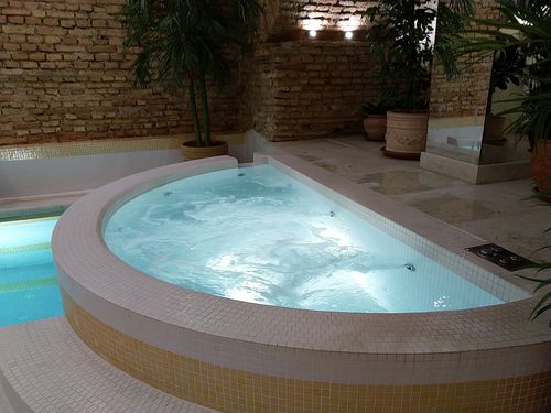 Spa fuoriterra - Tilestone Pools one piece tiled pools - semitonda / multiposto / da interno