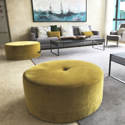 Pouf contemporaneo - ROUND - Casual Home & Contract - in tessuto / per uso contract / grigio