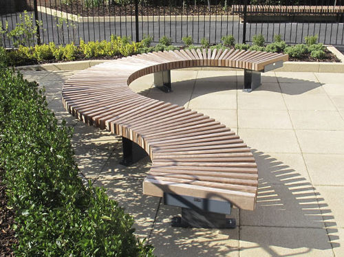 Panca per spazi pubblici contemporanea - RAILROAD EDGE - Furnitubes - in iroko / con schienale / modulare