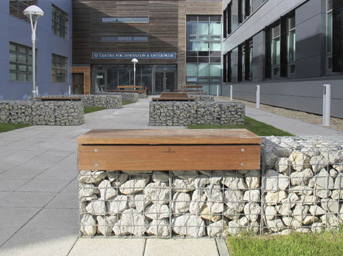 Panca per spazi pubblici contemporanea - LAPA - Furnitubes - in iroko / in acciaio galvanizzato / a doppia seduta