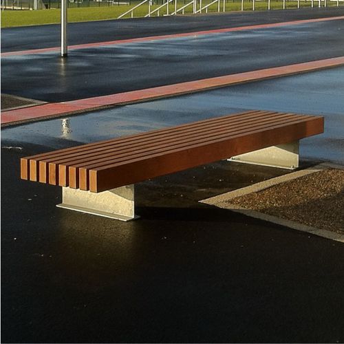 Panca per spazi pubblici contemporanea - SHAFTON - Bailey streetscene - in iroko / in acciaio galvanizzato
