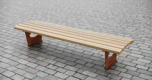 Panca per spazi pubblici contemporanea - THE ROLL - CHRIS NANGLE - in rovere / in legno di latifoglie / in iroko