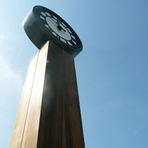 Orologio contemporaneo - TOWER - Woodscape. - su asta / analogico / per spazio pubblico
