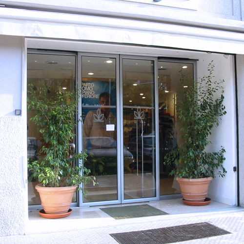 Porta d'ingresso - STORES AND SWOROOMS - Engineering Marketing - in vetro / in alluminio / in alluminio anodizzato