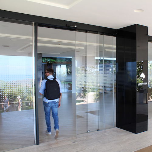 Porta d'ingresso - HOTELS - Engineering Marketing - in vetro / in alluminio / scorrevole