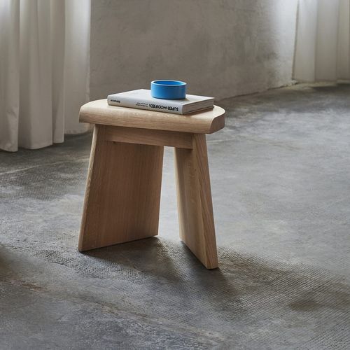 Sgabello contemporaneo - PORTAO - favius - in rovere / con supporto in quercia / a slitta