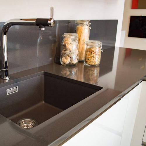 Piano di lavoro in pietra ricostituita - ESSENTIAL CRYSTAL ANTHRACITE PURE - Technistone a.s. - da cucina / antracite / levigato