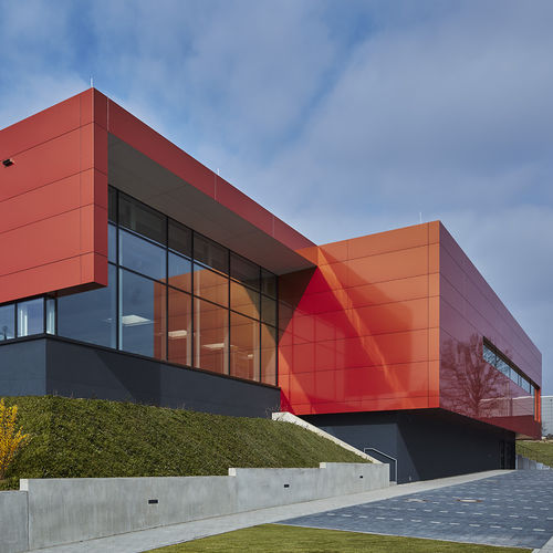 Rivestimento di facciata in pannelli - HALLENBAD RIEDLINGEN - ALUCOBOND - in alluminio / in composito / a incastro